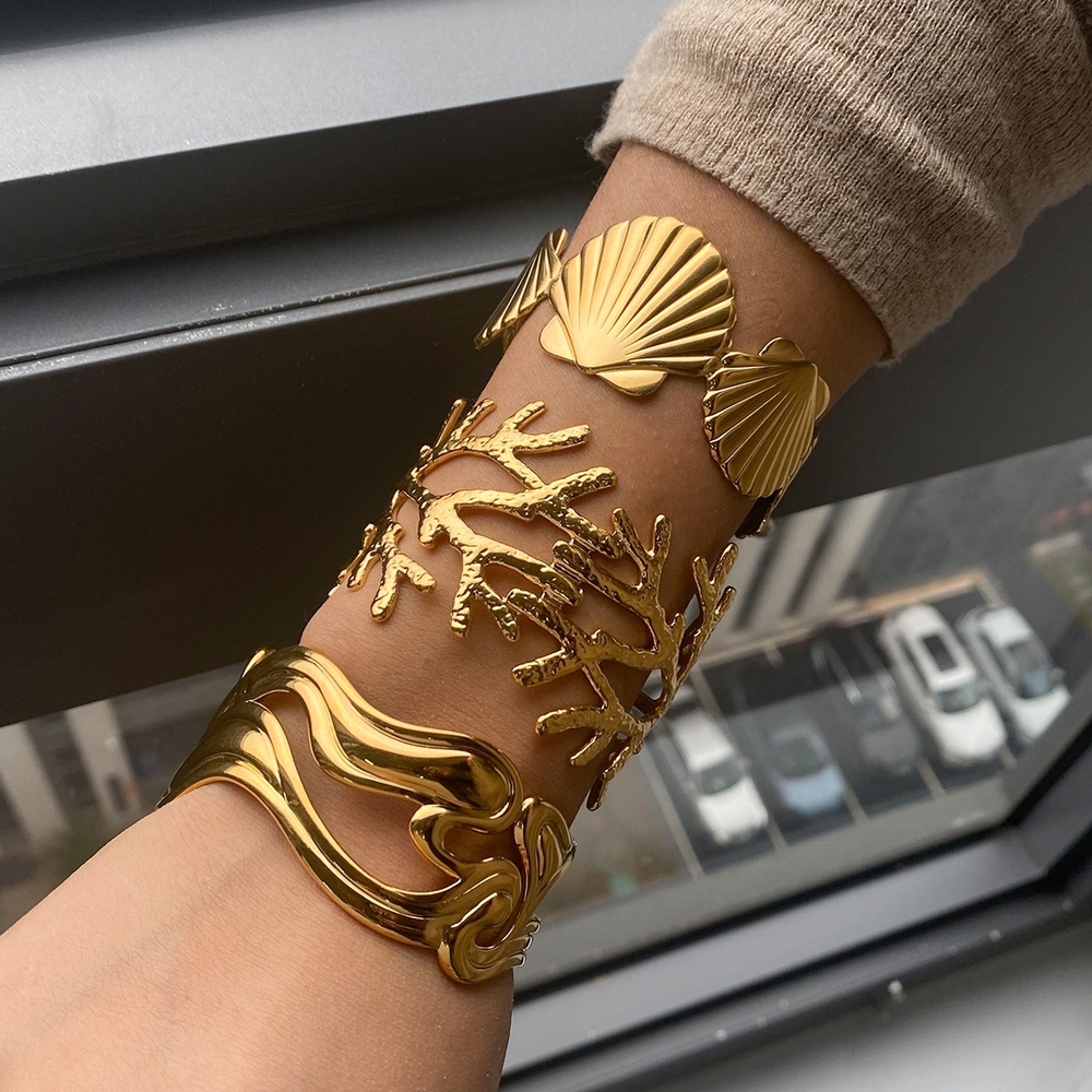 Gold Shell Bracelet - Picture 2 of 3